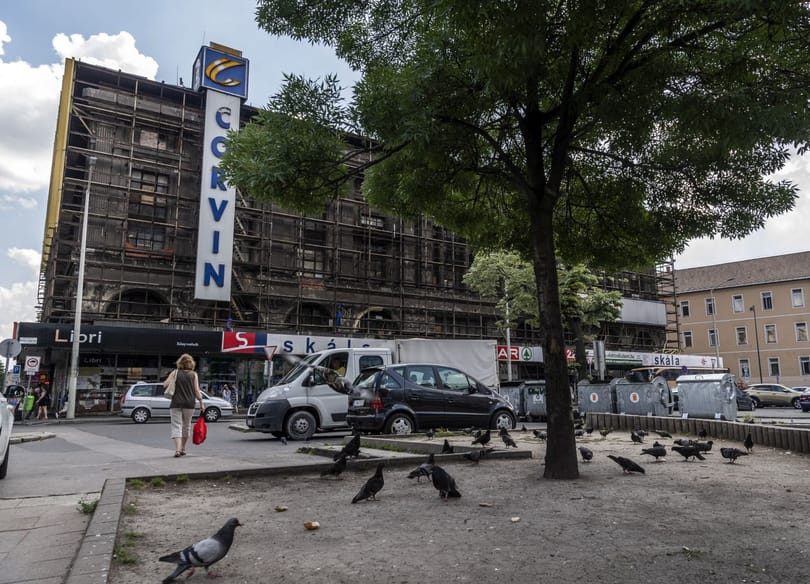 Lecsupaszították a Blaha Lujza tér felújítását, de így is csúszhat a megvalósítás