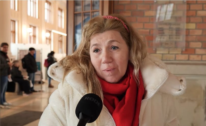 „Két könyvet kiolvastam az ügyintézés alatt” – videón, ahogy az Ügyfélkapun kitettek a Kormányablakon másztak vissza