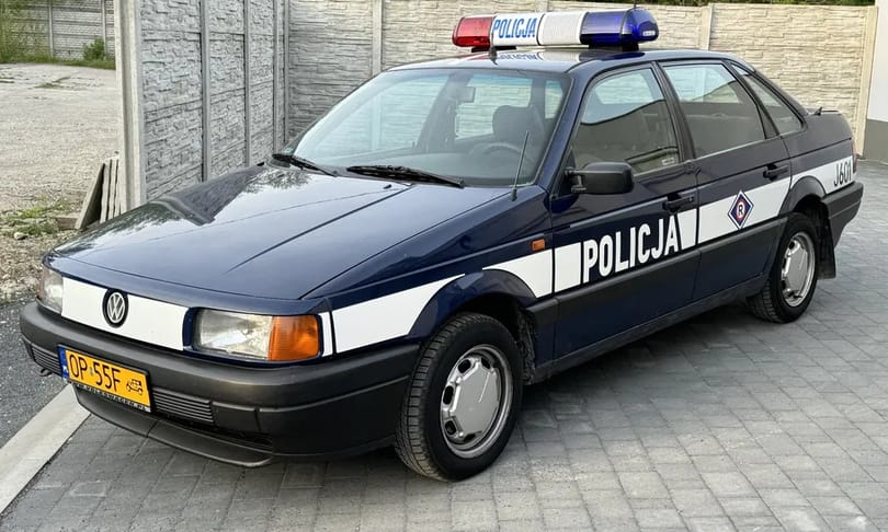 Kék villogós malacorrú: régi VW Passat rendőrautó vár új gazdára
