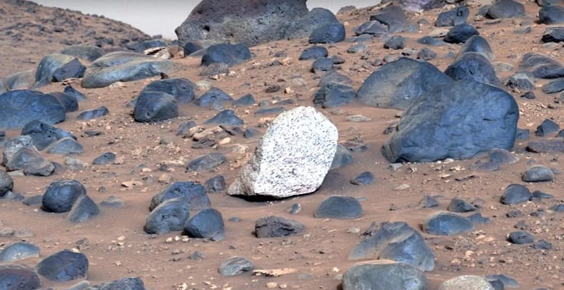 Nagyon furcsa sziklát talált a Marson a NASA