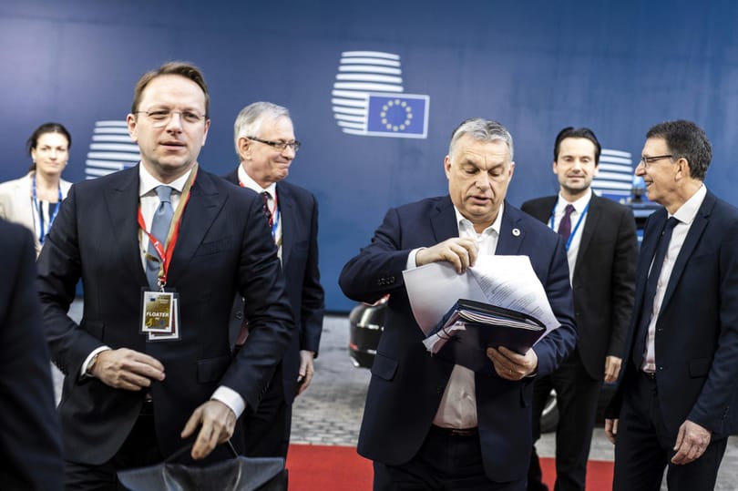 Politico: Várhelyi Olivér túl alacsonyan volt, hogy okolni lehessen bármiért