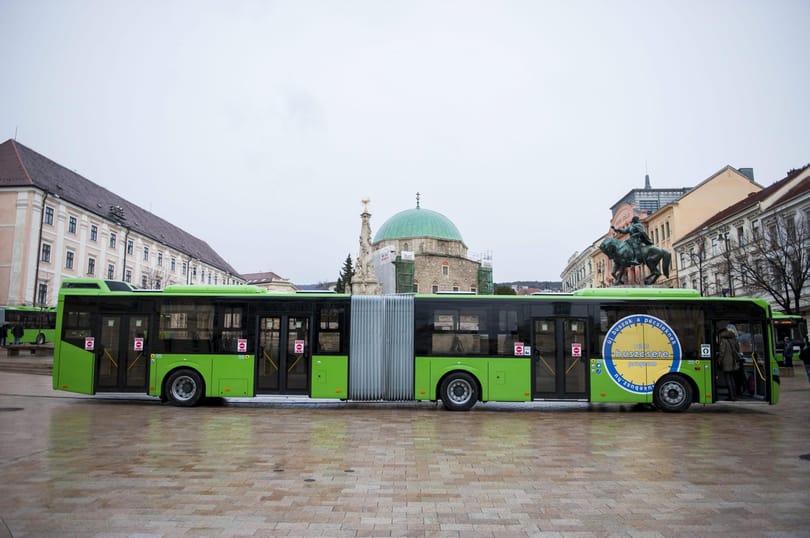 Elgurult menet közben egy helyi busz kereke Pécsen