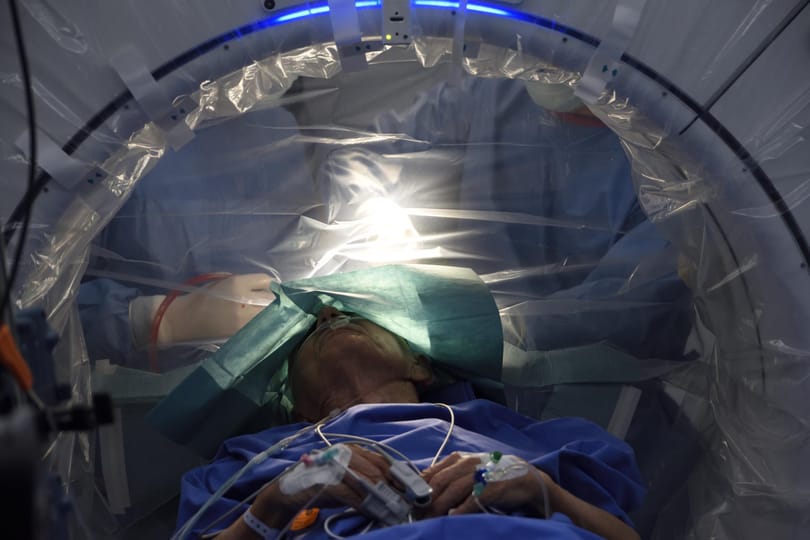 Bravúros műtét Szegeden: agyi pacemakert ültettek be egy Parkinson-kórban szenvedő betegnek