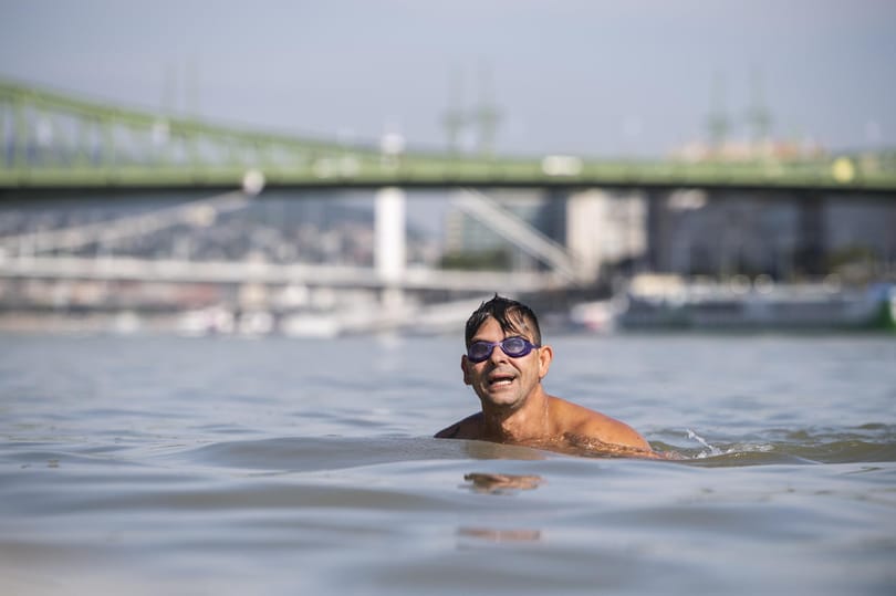 Több százan úszták át a Dunát a budapesti belvárosnál - fotó