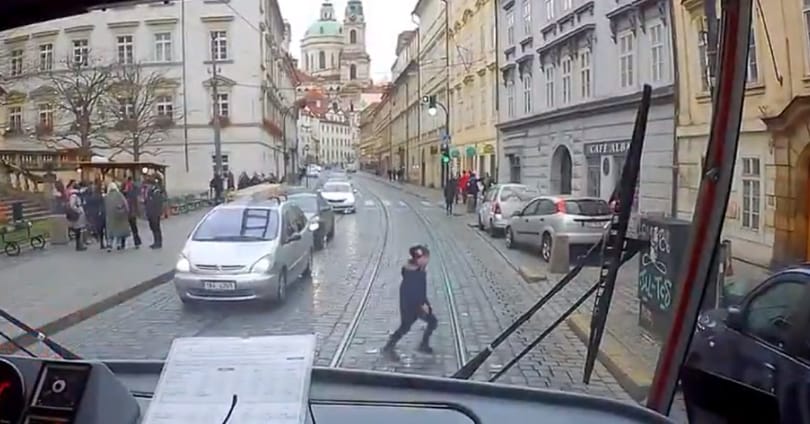 Villamossal keresték egy kissrác elveszett szüleit – videó