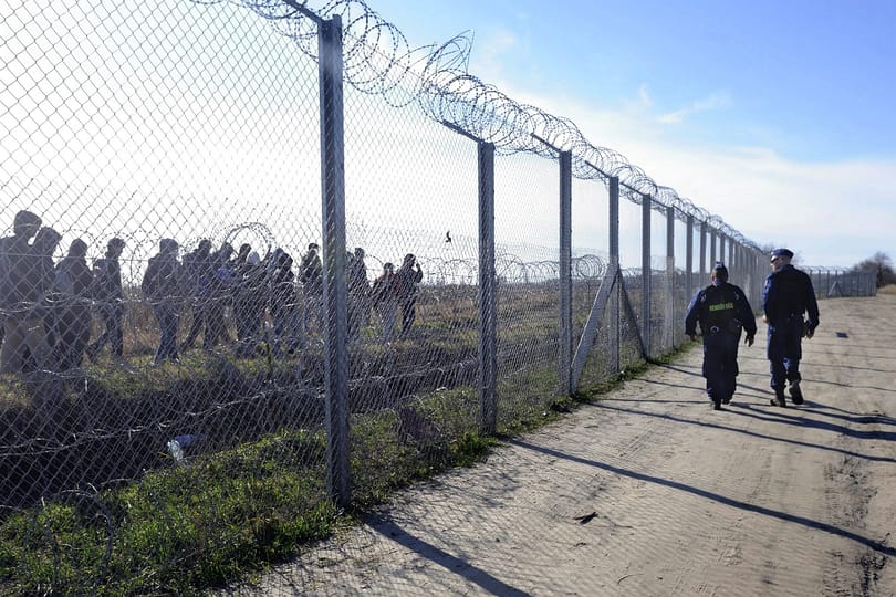 Átverik a magyar rendőrök a magyar-szerb határnál próbálkozó menekülteket – videó