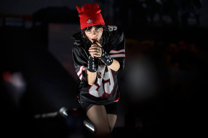 Billie Eilish egy budapesti parfümériában válogatott a Sziget-koncertje után