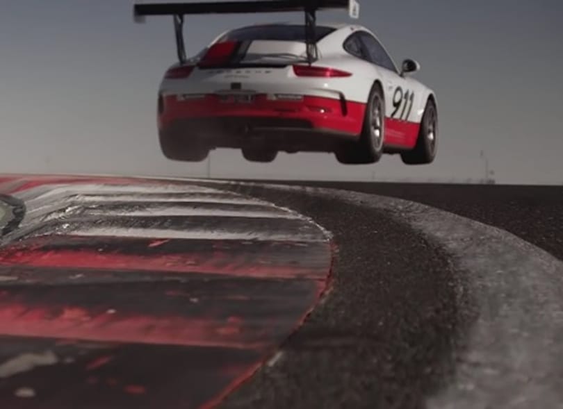 Vezetés közben kapott sms-t Mark Webber, ez lett a vége – videó