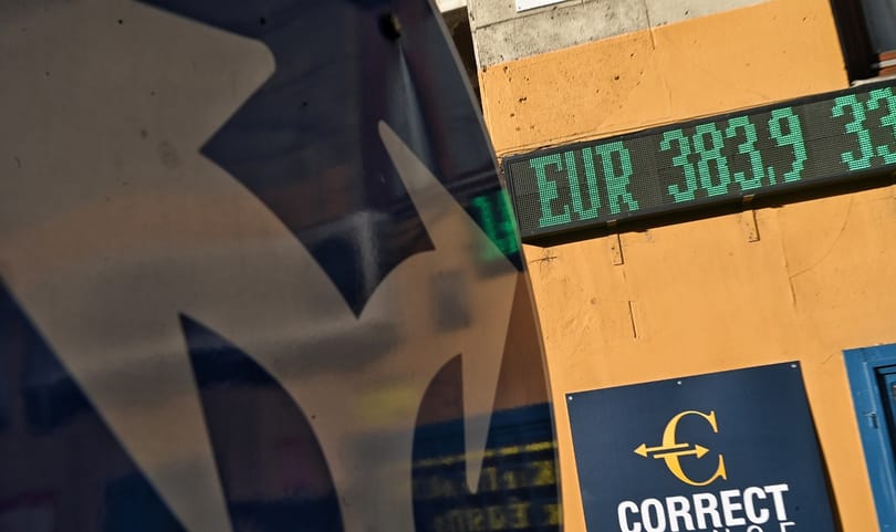 Megint mélypontra került a forint, csak a rubel esett nagyobbat
