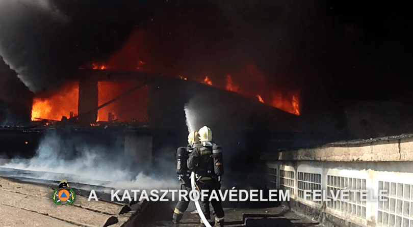 Videó: Pokoli látványt nyújt a lángoló lőrinci raktárépület