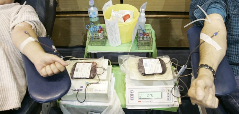 Egy beteg azzal vádolja a magyar kórházakat, hogy másoknak adják a neki gyűjtött vért