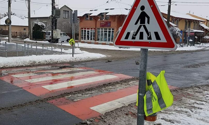 Tényleg bevezették, itt az első zebrazászlós gyalogátkelő Budapesten