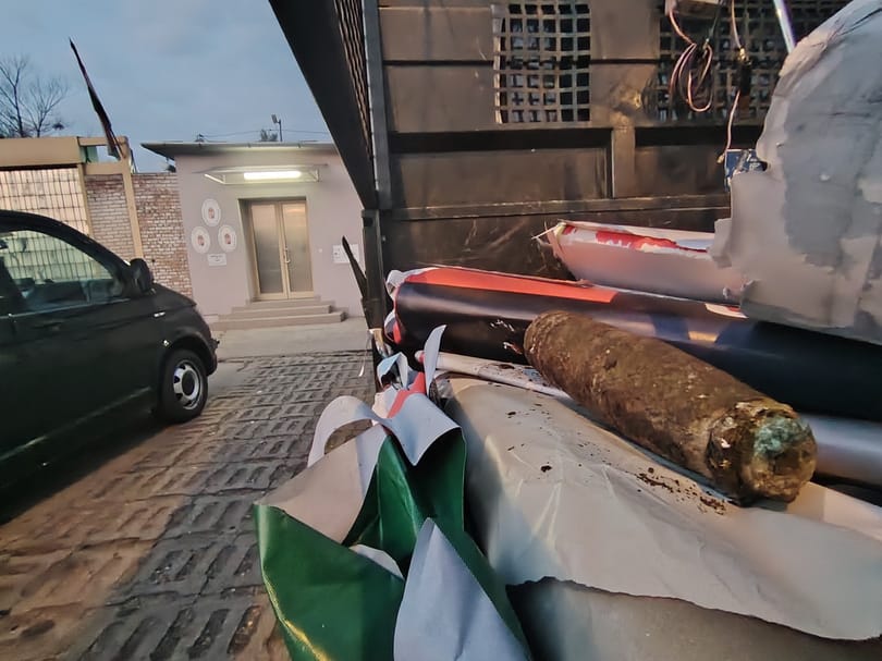 Teherautó-platón vittek be egy rozsdás bombát a tűzszerészeknek