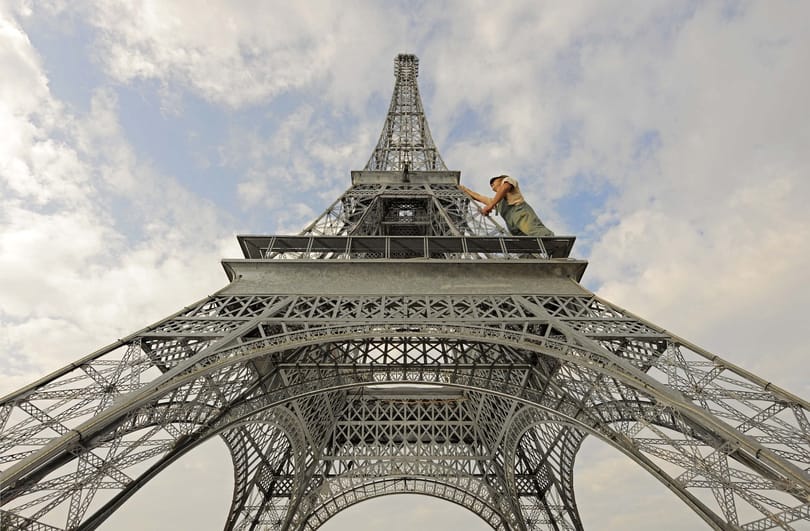 Elárverezik az Eiffel-torony csigalépcsőjének egy darabját