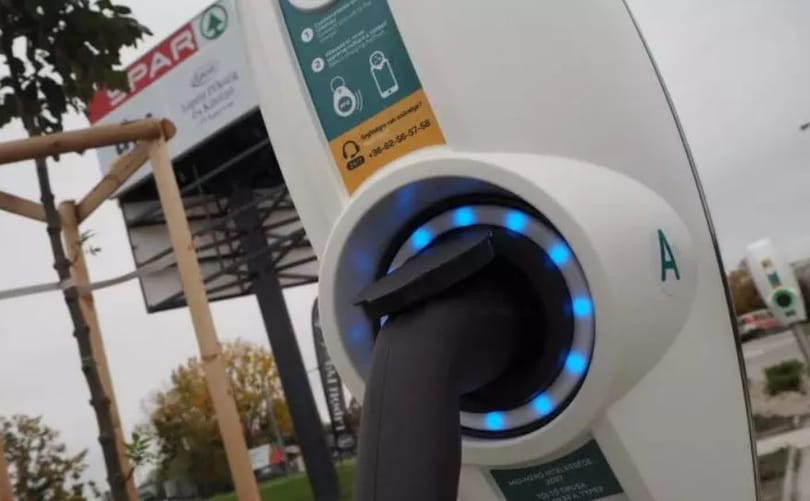 Újabb Sparoknál lehet hamarosan villanyautót tölteni