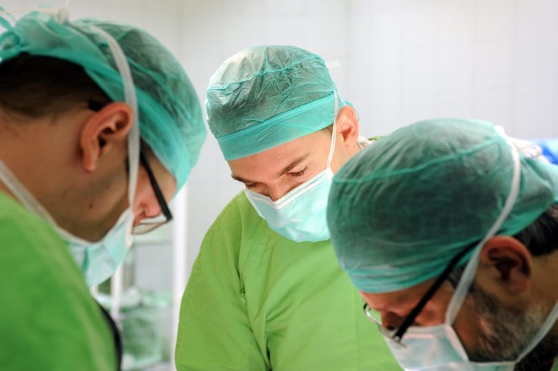 Ösztöndíjakkal tartanák vissza a külföldre készülő rezidenseket