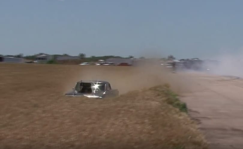 Mint kombájn a búzamezőn, úgy aratott ez a kisodródó dragster – videó