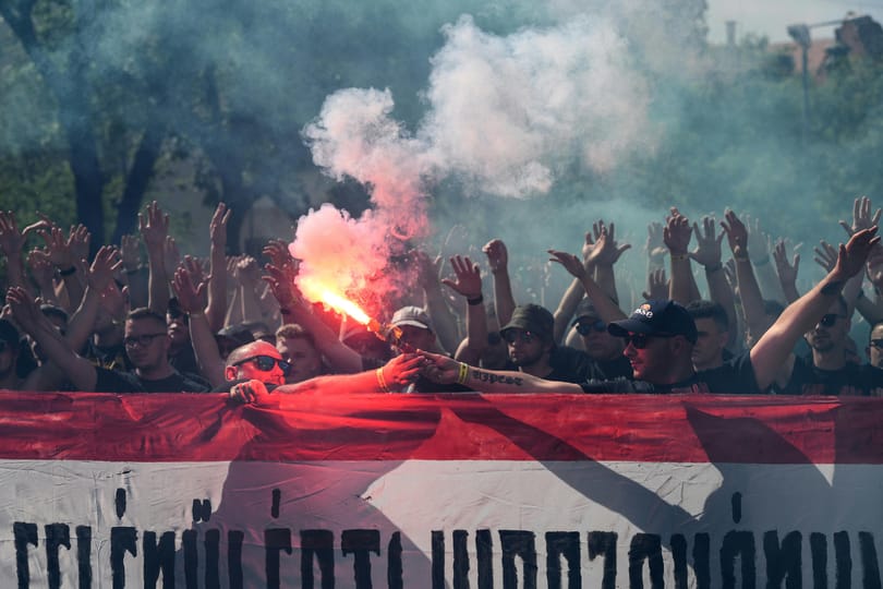 Orbán hiányolta a stadionokból, egy szurkoló súlyos sérülést szerzett miatta, és a mai napig nem sikerült tenni ellene