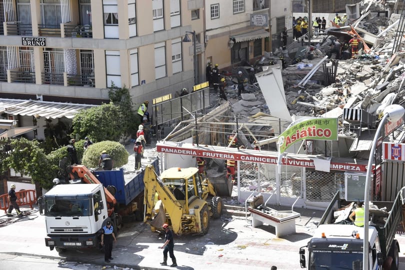 Fotók: Nyaralóparadicsomban omlott össze egy ház, keresik a túlélőket