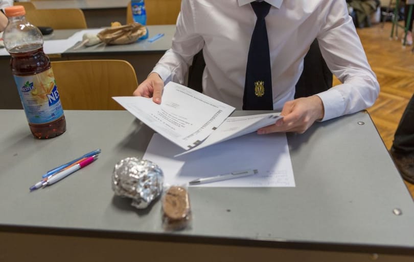 Érettségizik a gyerek? Kiszámoltuk, mennyibe kerül ez a családnak
