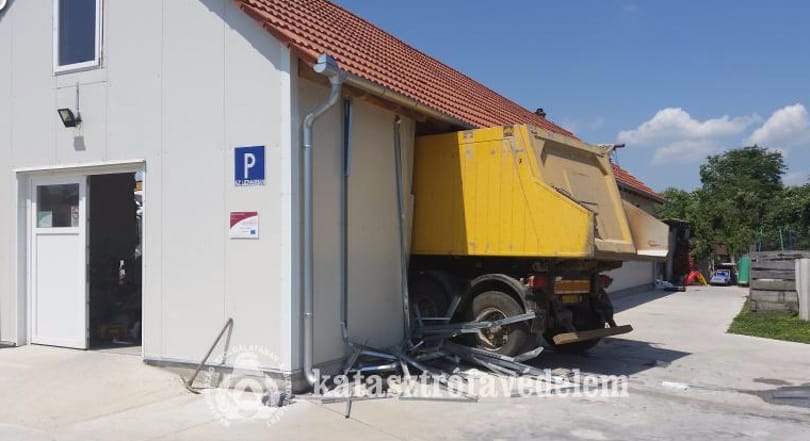 Valószínűleg ivott a kamionos, aki ma átrombolt egy műhelyen – fotókkal
