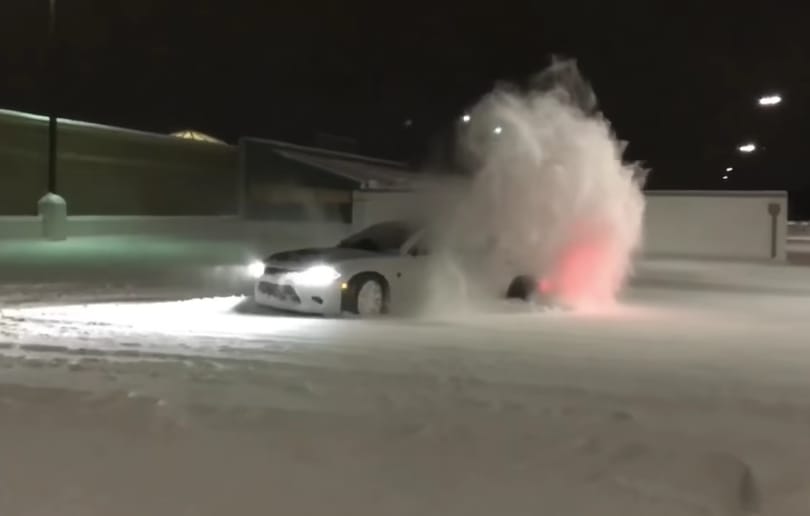 Így ficánkol a szügyig érő hóban 707 lóerő – videó