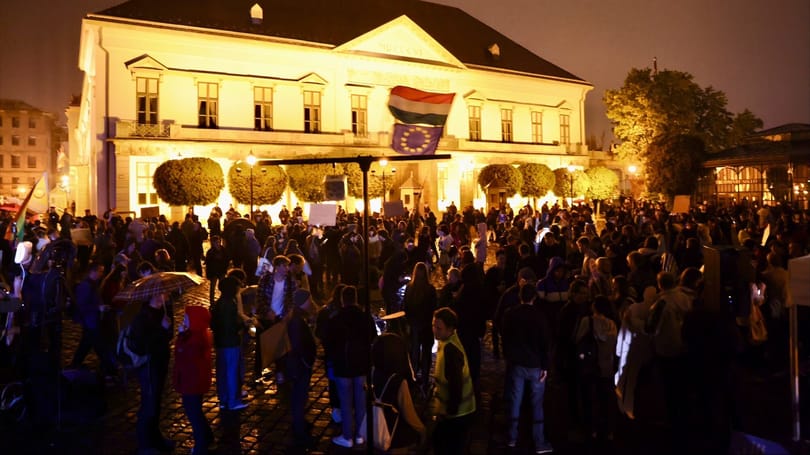 „Egyszer le fogják csukni Hadházyt, de ne most” – a Várba vonultak a tüntetők az Erzsébet hídról