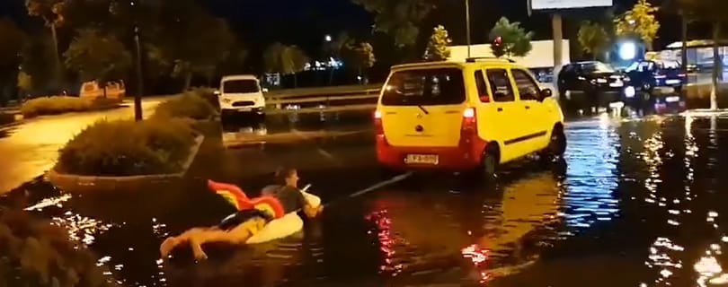 Akkora vihar volt, hogy unikornisos úszógumival vízisíeltek a parkolóban