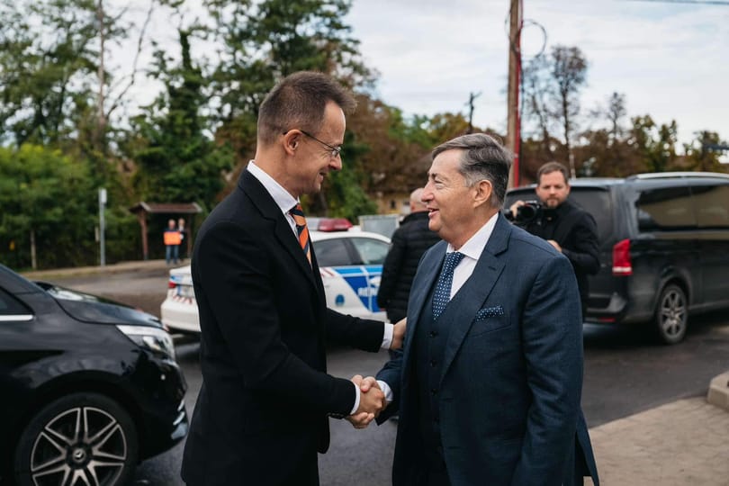 Szijjártó Péter Mészáros Lőrinccel parolázott az Orbán család bányájából kikövezett Budapest–Belgrád-vasútnál