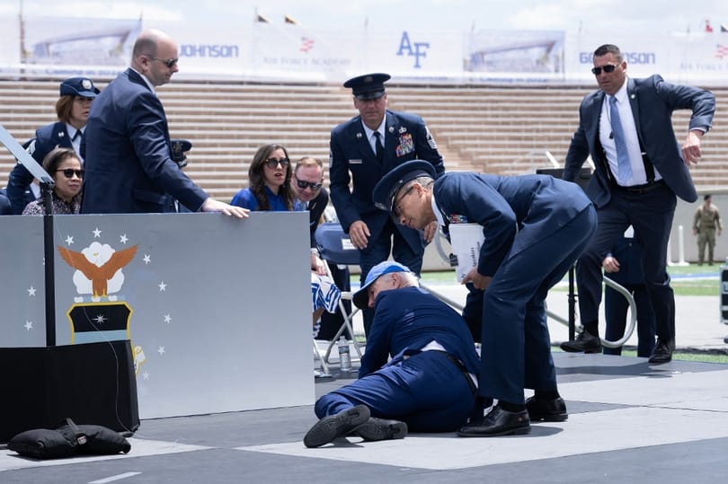 Biden összecsuklott az amerikai légierő diplomaosztóján - videó
