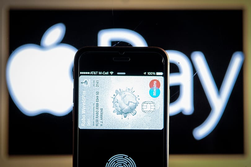 Mostantól a K&H Bank ügyfelei is használhatják az iPhone-jukat fizetésre, megjött az Apple Pay