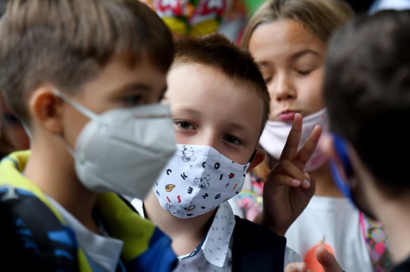 Házi gyermekorvos: Kötelező maszkviseléssel az enyhe tünetekkel rendelkező, akár koronavírusos gyerekek is járhatnának iskolába