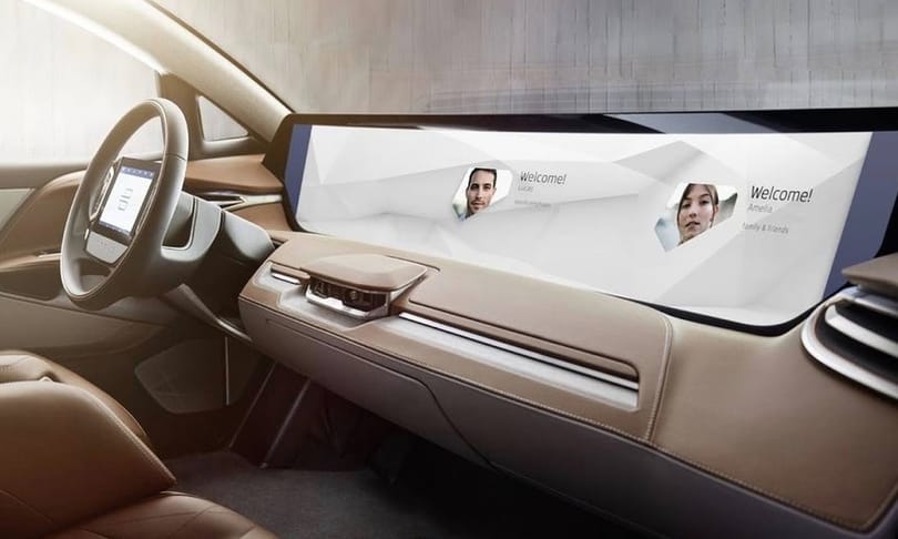 A Tesla a kanyarban sincs: videón a 49 colos gigantikus kijelzős kínai villanyautó