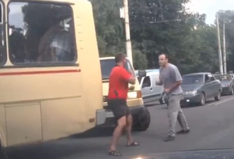 Így bunyóznak az orosz autósok - videó