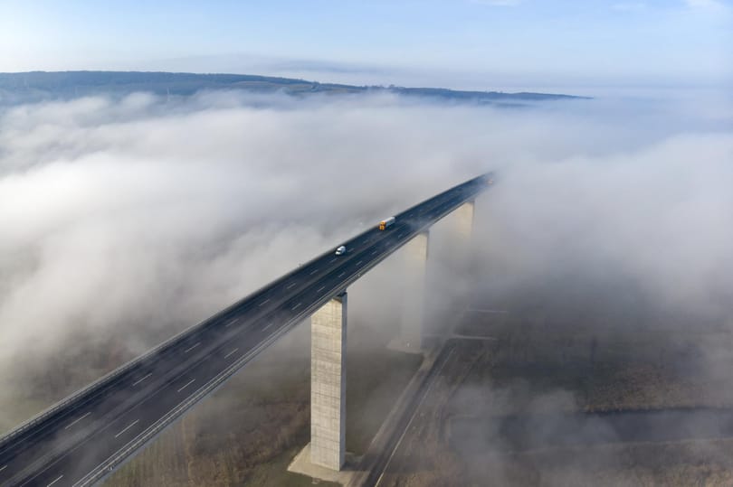 Rendőrök rántottak vissza egy ugrásra készülő férfit a Kőröshegyi völgyhíd széléről