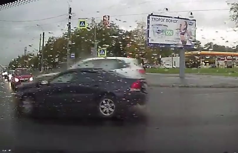 Elemi erővel csapódott az Audi a Volvoba – videó