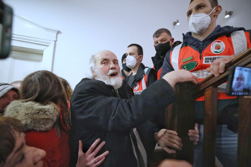 Iványi Gáborék mellett tüntetnek az Oltalom Karitatív Egyesület központjánál