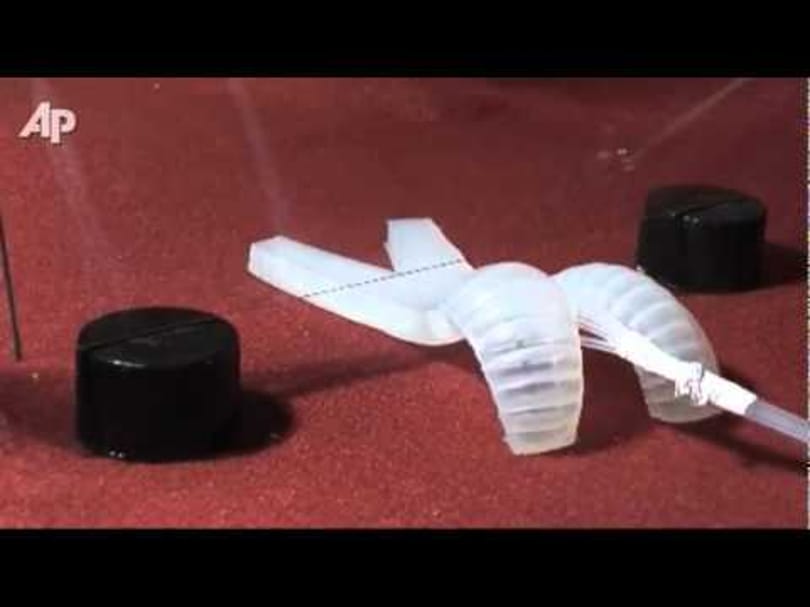 Videó: bámulatosan limbó-hintózik a gumirobot