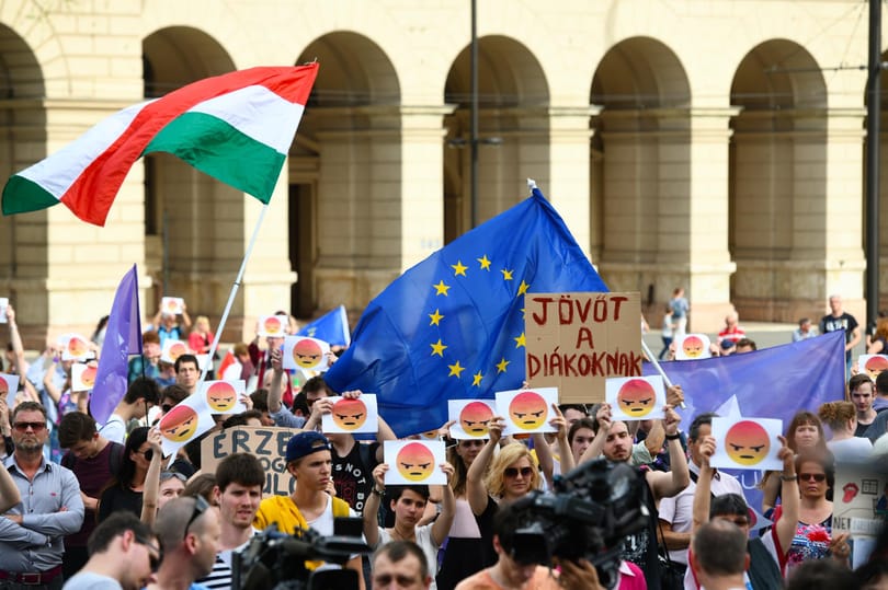 Közös nyelvvizsgázásra hívták a tüntető diákok Orbánt