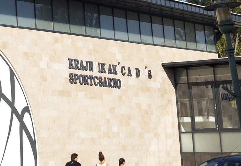 Rossz ragasztót használtak, ezért esett le az oroszlányi sportcsarnok felirata