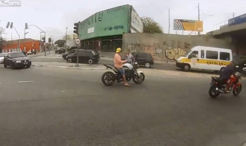 Csak erős idegzetűeknek: lepuffantották a motortolvajt – videó