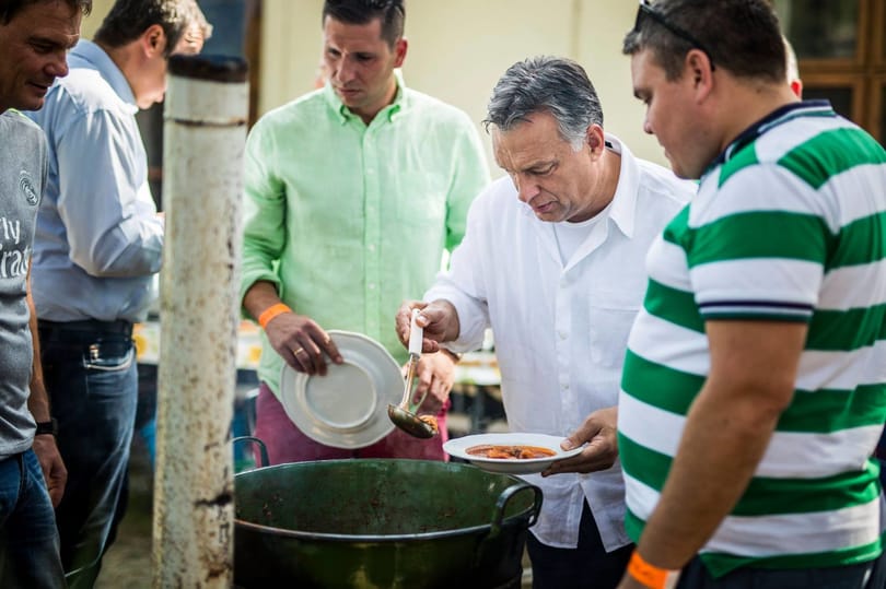Komoly feladatot kapott a Törvényszéken az ember, aki rikító zöld ingét Orbánnak adta