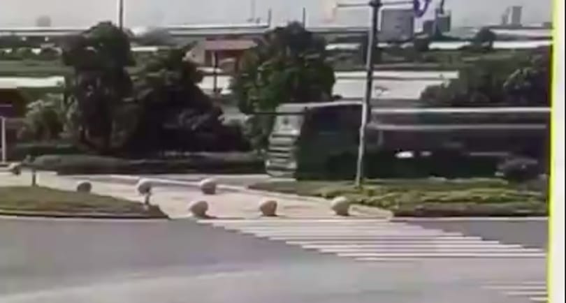 Ezért kell nagyon jól lekötni a kamion rakományát – videó