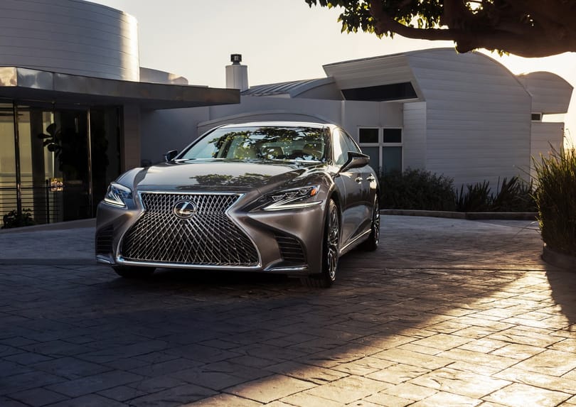 Ennél feltűnőbb már nem nagyon lehetne az új csúcs Lexus