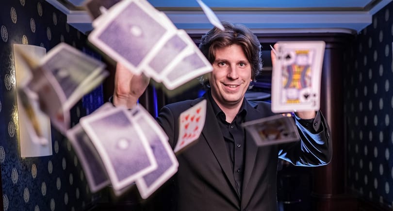 Hogyan lopta le Rodolfo a nézők nyakkendőjét?