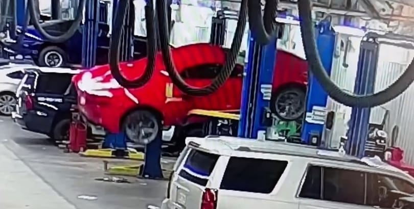 Átadás előtti ellenőrzésen zuhant le az emelőről egy Chevrolet Corvette