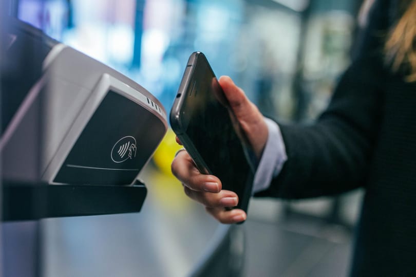 Mi történik, és mi nem, ha berögzítem a telefonomba a bankkártyámat?