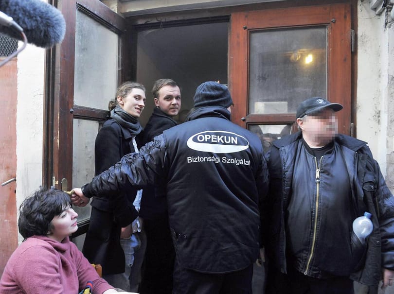 Kinek az őrzői estek neki a Sirálynak?