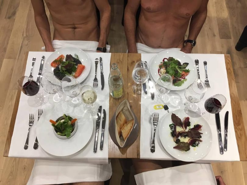 „Este 10-kor itt ülünk pucéran egy étteremben Párizs szívében” – videó