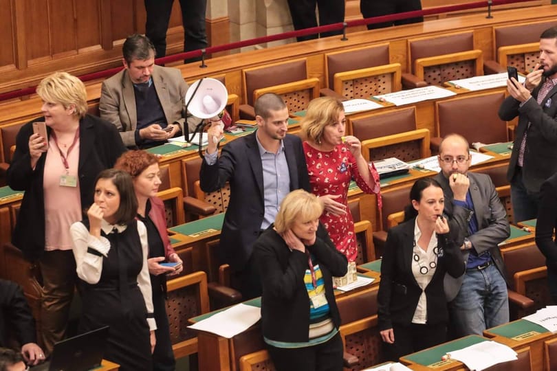 Az ellenzék elfoglalta a pulpitust, Orbán arcába sípoltak, de a Fidesz elfogadta a rabszolgatörvényt